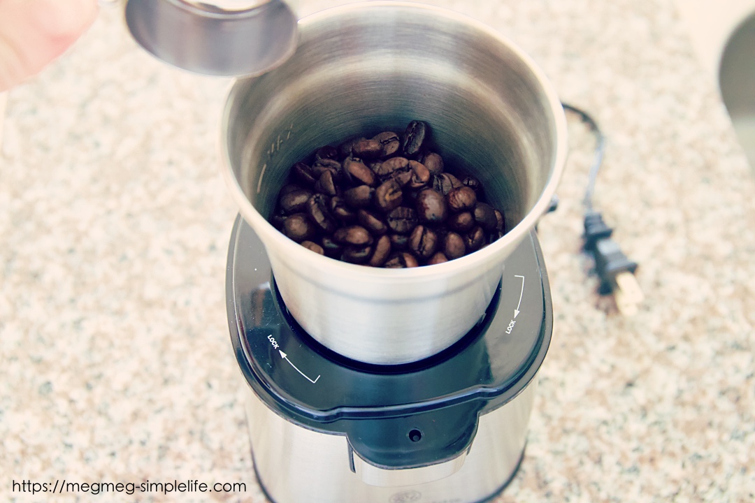 コーヒー豆をグラインダーへ投入